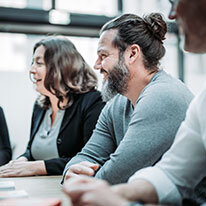 Agile Coaches Daniela und Frank im Gespräch mit anderen Teilnehmern | Kraus & Partner