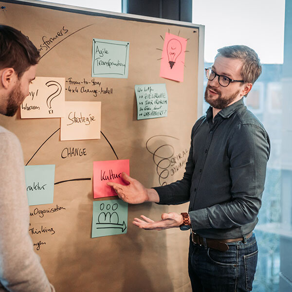 Trainer Bastian im Awareness Workshop | Kraus & Partner - Transformation Experts