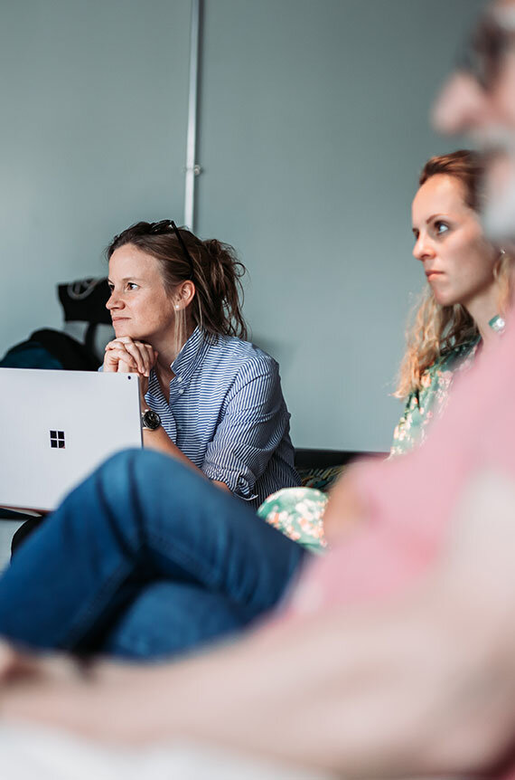 Carina am Laptop hört dem Vortrag des Agile Awareness Workshops zu | Kraus & Partner