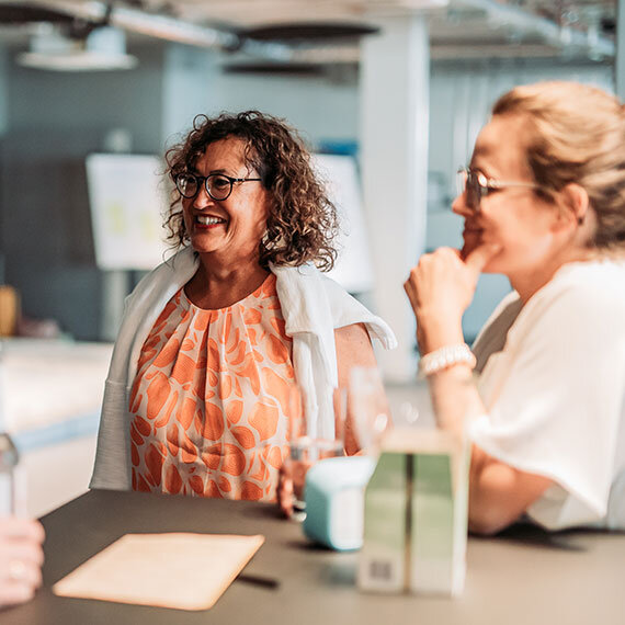 Teilnehmer unterhalten sich in der Pause des Workshops | Kraus & Partner