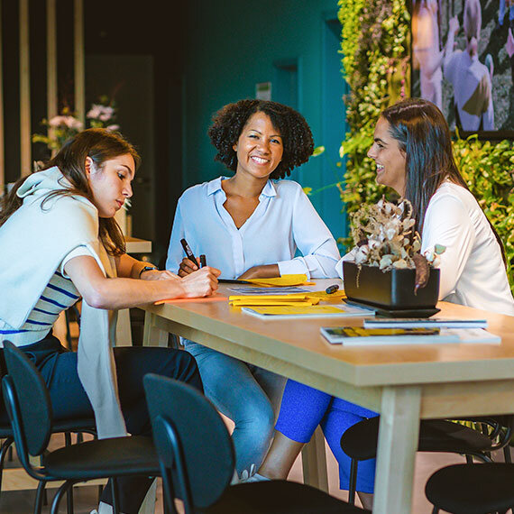 Teilnehmerinnen des Seminars im Gespräch | Kraus & Partner - Transformation Experts