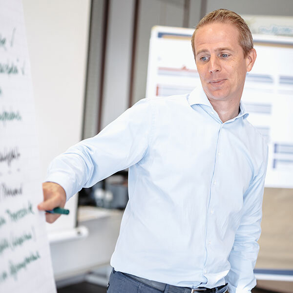 Unser Berater Kevin zum Thema laterale Führung | Kraus & Partner - Transformation Experts