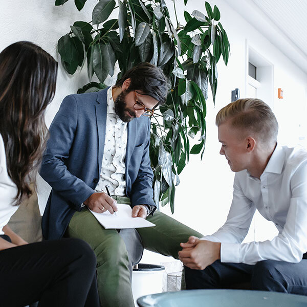 Kollegen im Gespräch zu Kreativitätstechniken | Kraus & Partner - Transformation Experts