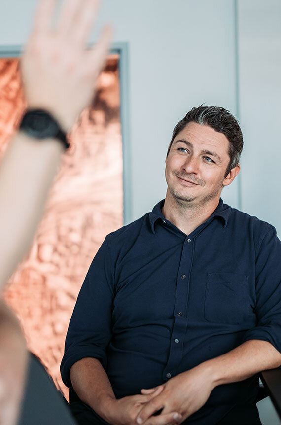 Max hört dem Workshop über Kreativitätstechniken zu | Kraus & Partner