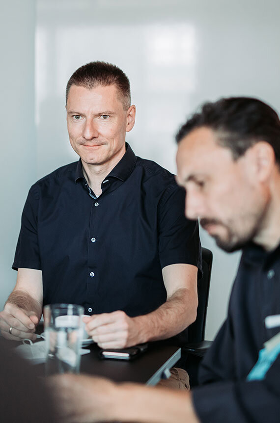 Christian am Tisch mit anderen Teilnehmern des Kreativworkshops | Kraus & Partner