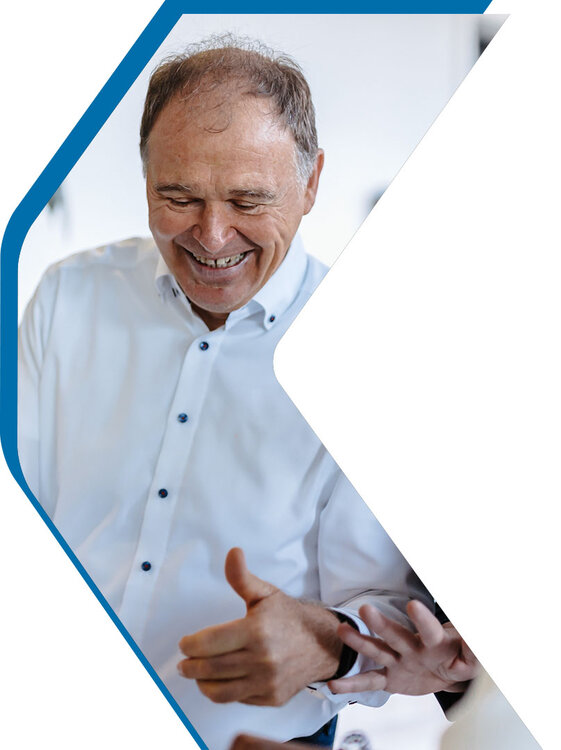 Unser Kollege Bernhard Spahn in Aktion mit weiteren Kollegen | Kraus & Partner - Transformation Experts