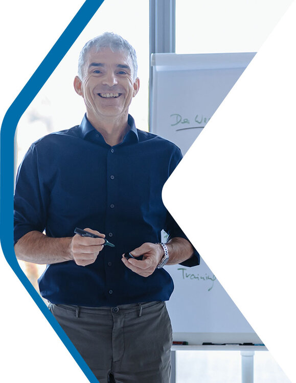 Unser Berater Christian Herlan vor einer Flipchart zum Vertriebsmanagement | Kraus & Partner - Transformation Experts