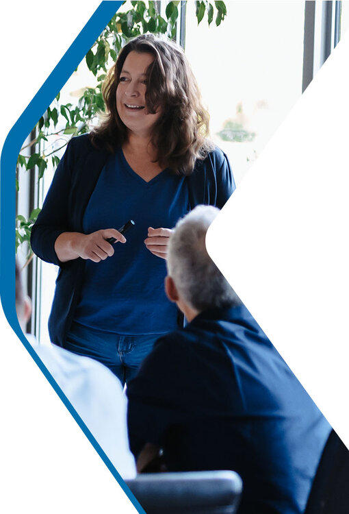 Beraterin und Trainerin Daniela erklärt am Flipchart das Thema Führung | Kraus & Partner - Transformation Experts