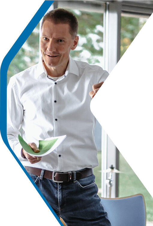 Berater Christian mit Moderationskarten in der Hand spricht über Performance Kultur Check | Kraus & Partner - Transformation Experts