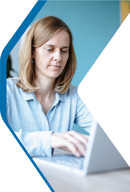 Transformation Expertin Katharina erarbeitet eine Strategie am Laptop | Kraus & Partner - Transformation Experts