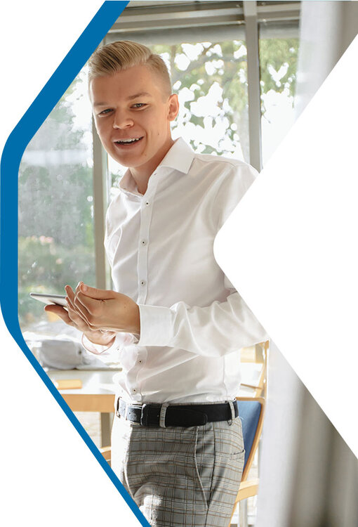 Transformation Experte Jannik erläutert die Prozessoptimierung am Flipchart | Kraus & Partner - Transformation Experts