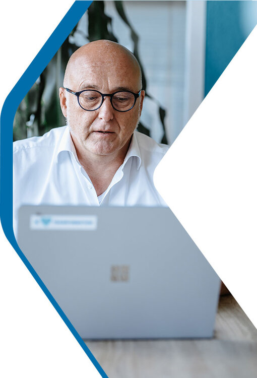 Transformation Experte Stefan bereitet den nächsten Beratungstermin vor am Laptop | Kraus & Partner - Transformation Experts