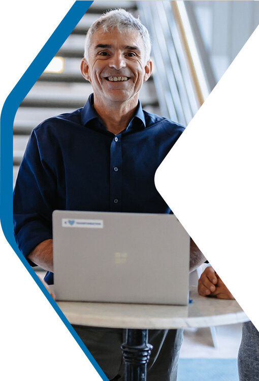 Transformation Experte Christian Herlan am Laptop | Kraus & Partner - Transformation Experts