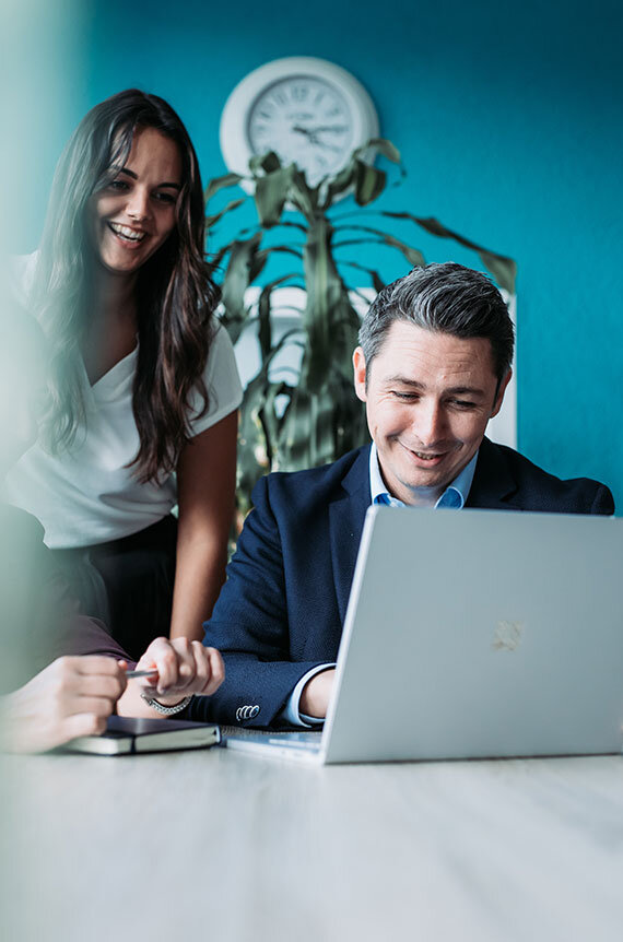 Max und Vanessa unterhalten sich über New Work | Kraus & Partner - Transformation Experts