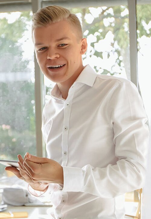 Consultant Jannik Droß moderiert einen Prozessworkshop | Kraus & Partner - Transformation Experts