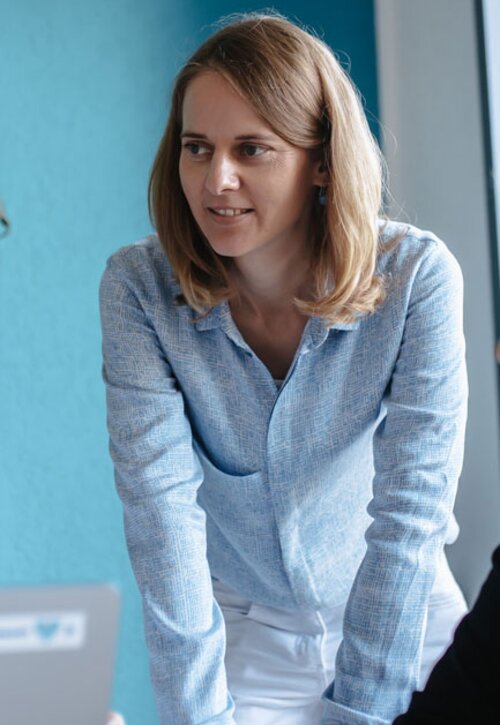 Consultant am Tisch während der Ausbildung | Kraus & Partner - Transformation Experts