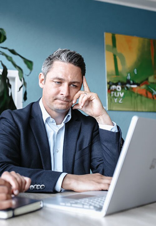 Berater Max Leichner macht sich Gedanken über eine Restrukturierung  | Kraus & Partner - Transformation Experts