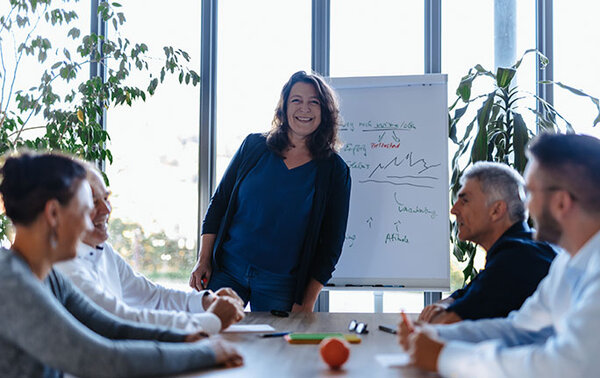 Beraterin vor einer Flipchart | Kraus & Partner - Transformation Experts